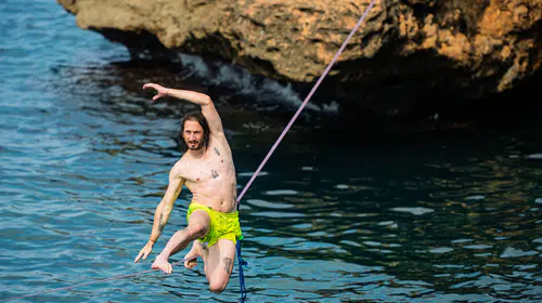 Antalya'nın falezlerinde nefes kesen denge gösterisi: İki sporcu deniz üzerinde 30 metrelik hatta yürüdü
