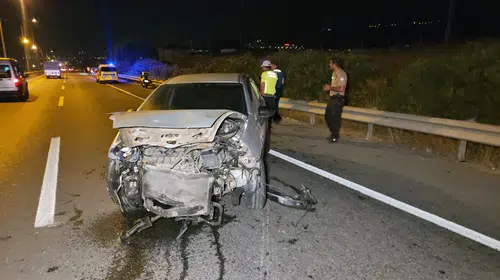 Gece yarısı kaza: Otomobil bariyerlere saplandı, 1 yaralı