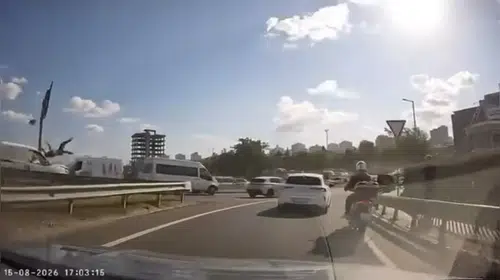 Küçükçekmece’de motosiklet sürücüsünü savuran çarpışmada 3 yaralı