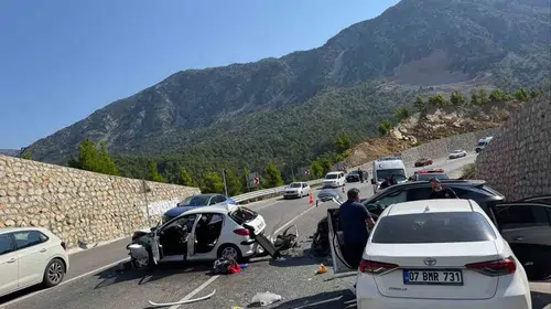 Beydiğin’de şerit ihlali zincirleme kazaya dönüştü: 4 yaralı