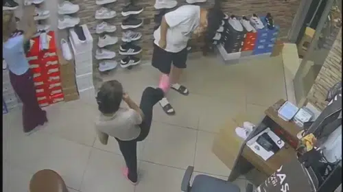Avcılar’da mağaza önündeki hırsızlık kamerada: 5 çift ayakkabı götürüldü