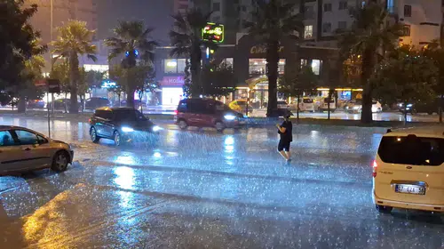 Adana’da sıcak havanın ardından sağanak etkili oldu