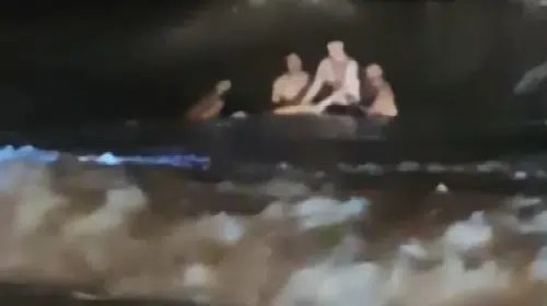 Kıyıya dönüşü cankurtaranlarla tamamlandı: Karaburun'da yasağa rağmen denize giren adam zor anlar yaşadı