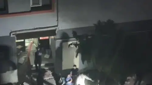 Hırsızlık için girdikleri binada asansör boşluğunda 3 aylık ceset buldular