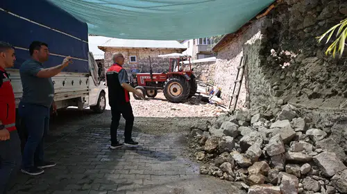 Pınarbaşı'nda depremin izleri: Yukarıborendere'de duvarlar çatladı, bir ev kısmen yıkıldı