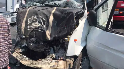 Buharkent’te iki minibüs çarpıştı: 8 yaralı