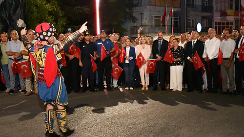 Demirci'de 3 etekli kadınların korteji festivalin ilk gününe damga vurdu