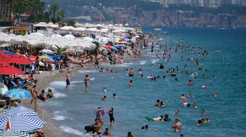 Antalya’da sıcaklık 34 derece, hissedilen 42: Sahile akın ettiler