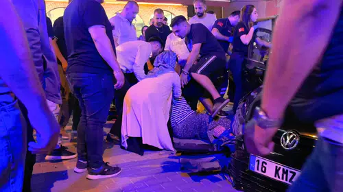 İnegöl’de 50 metre savrulan otomobil iki araca çarptı; sürücü yaralandı, annesi bayıldı