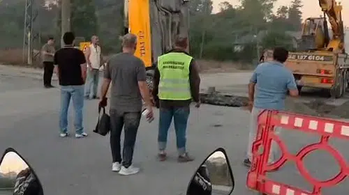 İSKİ çukurunu fark etmeyen taksi sürücüsü kazayı yara almadan atlattı