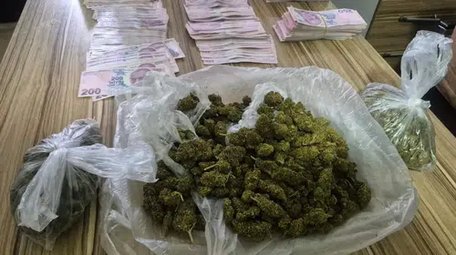30 kilometrelik kaçış Kestel’de bitti: Araçtan esrar ve 168 bin TL çıktı