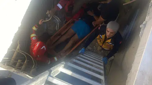 Bodrum Gümüşlük'te havuz dairesine düşen kişi itfaiye yardımıyla kurtarıldı