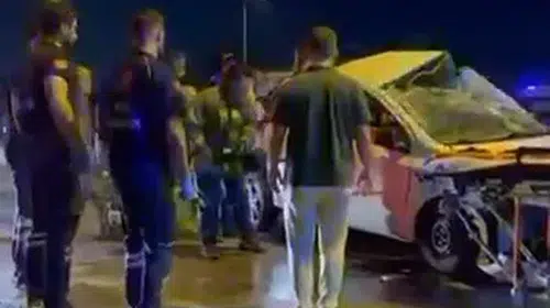 Bursa’da refüje çarpan otomobilde yolcunun hayati tehlikesi sürüyor