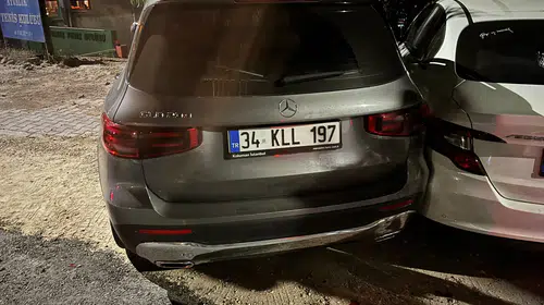 Ayvalık’ta otomobil 3 araca ve Atatürk büstüne çarptı
