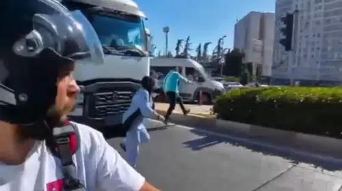Esenyurt'ta yeşil ışıkta yola atlayan kadın TIR'ın altına girmekten saniyelerle kurtuldu