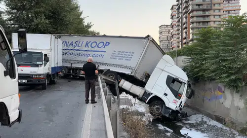 Esenler'de bariyerleri aşan TIR dereye devrildi