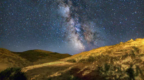 Bitlis'in karanlık gökyüzünde Perseid meteor şöleni