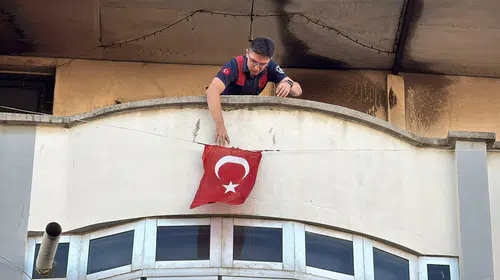 Çatıda oyun oynayan 2 çocuk yangında dumandan etkilendi