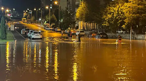 Kayseri'de sağanak hayatı felç etti: Çocuklar su birikintilerinde serinledi