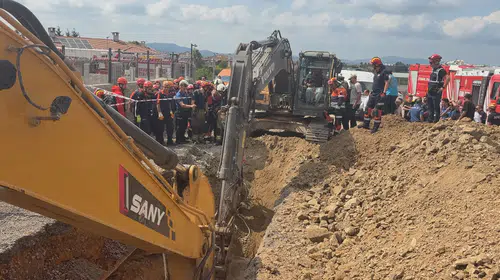 Tuzla'da kanalizasyon kazısı sırasında toprak kayması: 1 işçi göçük altında