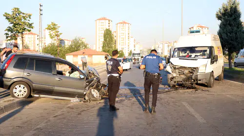 Kayseri'de trafik kazasında ağır yaralanan genç hastaneye kaldırıldı