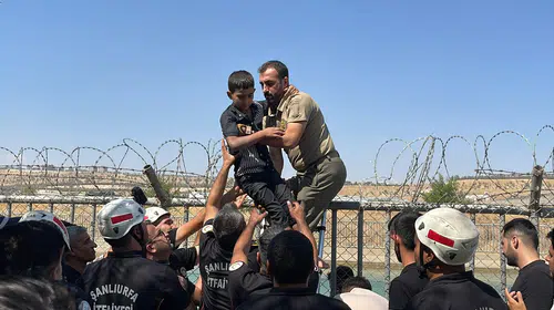 Şanlıurfa’da akıntıya kapılan 2 çocuk tel örgüye tutunduruldu
