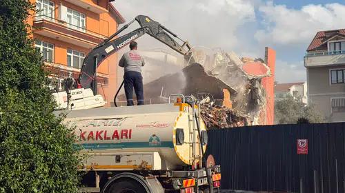 İzmit'te gece yarısı korku dolu anlar: Temel kazısı bitişikteki binayı yan yatırdı