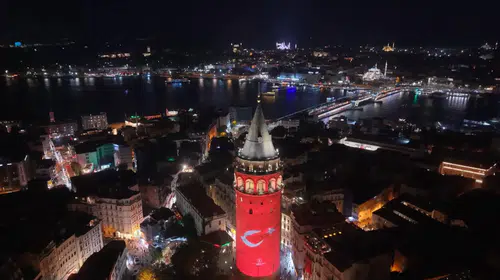 Zafer Bayramı'nda Galata Kulesi'ne dev Türk bayrağı yansıtıldı