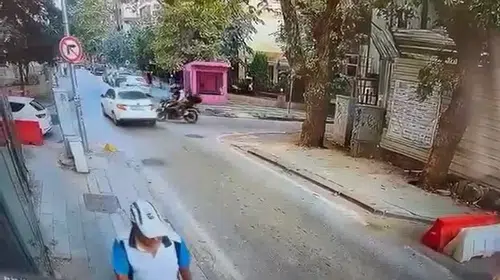 Caddebostan'da motosiklet-otomobil çarpışması: Yaralılar hastaneye kaldırıldı