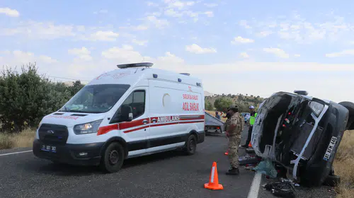 Lice’de kontrolden çıkan minibüs 3 can aldı