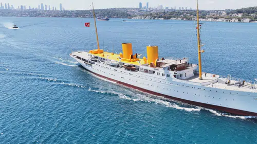 Büyükdere açıklarında tarihi demirleme: TCG Savarona Boğaz'dan geçti
