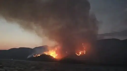 Marmaris’te yangına hava ve denizden müdahale: Karadan ulaşım için yol açılıyor