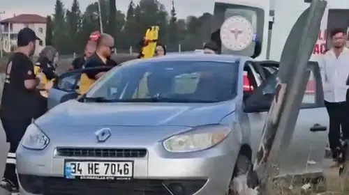 Karasu-Kaynarca yolunda sabah kazası: Hafif ticari araç devrildi, 2 yaralı