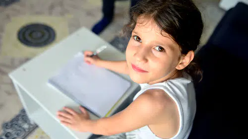 Küçük kızın sessiz dünyası: 3 yıldır duyamayan Ayşegül, okul zili çalmadan seslere kavuşmak istiyor
