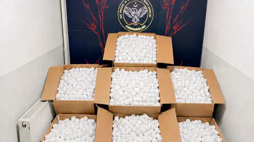 Karabağlar'da polis metruk adreste 310 bin 648 hap buldu