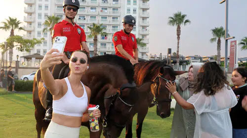 Antalya’da atlı polis devriyeleri akşam serinliğine alındı