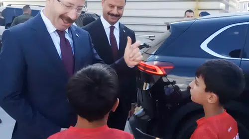Vali Yamlı'dan Posof'ta çocuklara esprili söz: 'Parmağını şıklat gelir'