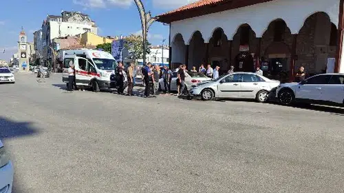 Alkollü sürücü park halindeki iki araca çarptı
