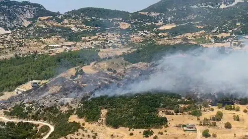 Kaş'taki yangında 4 helikopter ve 1 uçak seferber edildi