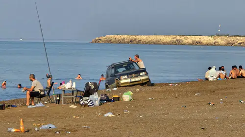 Kumköy’de araç ve çadırlar caretta yuvalarını tehdit ediyor