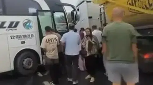 Arnavutköy'de otobüslerin çarpışması sonucu yaralananlar oldu