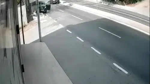 Pendik'te kaldırımda yürüyen dede ve torununa çöp konteyneri çarptı: O anlar kamerada
