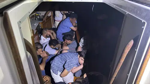 Akbük Koyu'nda gece yarısı ihbar: Yelkenli tekneden 40 düzensiz göçmen çıktı, 2 şüpheli gözaltında