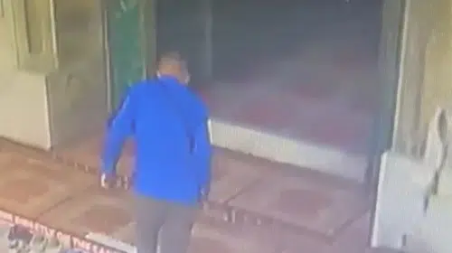 Fatih’te camide namaz kılan vatandaşın birikimi çalındı