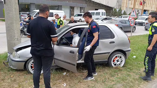 Mesudiye Altgeçidi’nde kazada 22 yaşındaki sürücü yaralandı