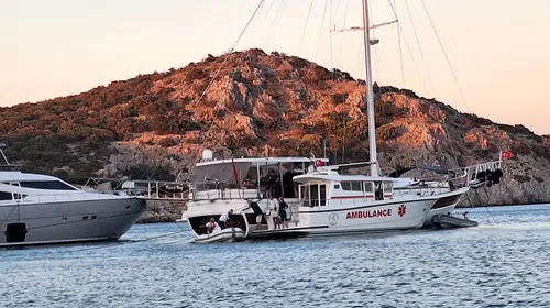 Bodrum'un Akvaryum Koyu'nda deniz ambulansıyla kurtarma: Genç yürürken düştü
