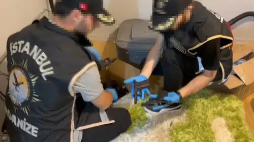 Büyükçekmece’de iki aranan şüpheli silahlarla yakalandı
