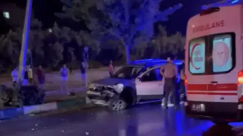 Üç otomobilin çarpıştığı Osmaniye kazasında 4 kişi hastaneye kaldırıldı