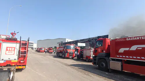 Gece vardiyasında korkutan anlar: Elyaf fabrikasında alevler 75 kişilik ekiple söndürüldü
