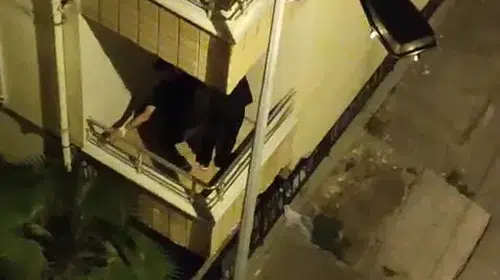 Balkondan eve girmeye çalışan 2 hırsız, polisi karşılarında buldu